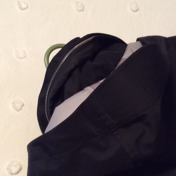 Lands’ End Women’s Rain Jacket ☔️ - Picture 4 of 13